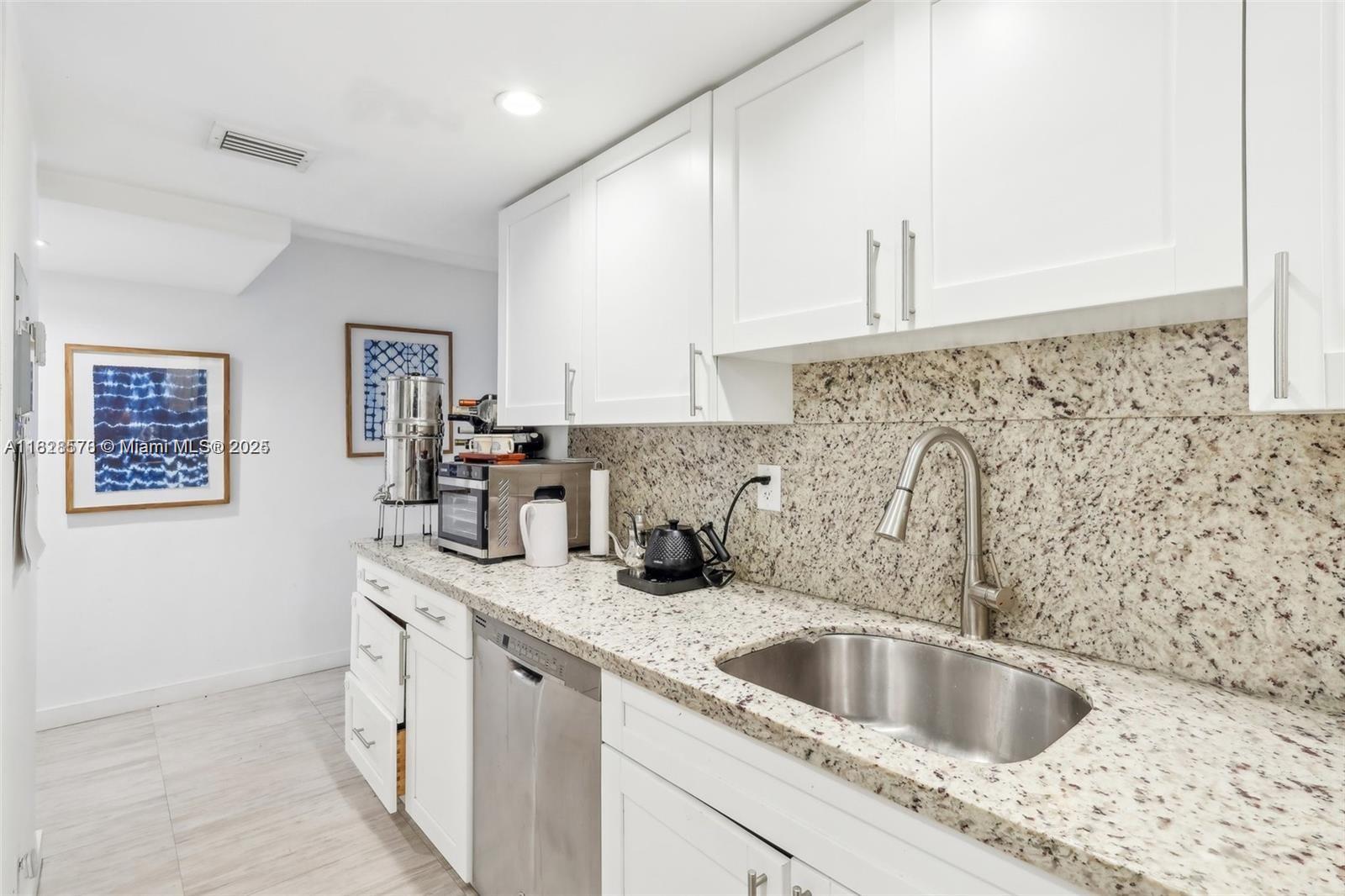 2401 Collins Ave #1011,Miami Beach, FL 33140