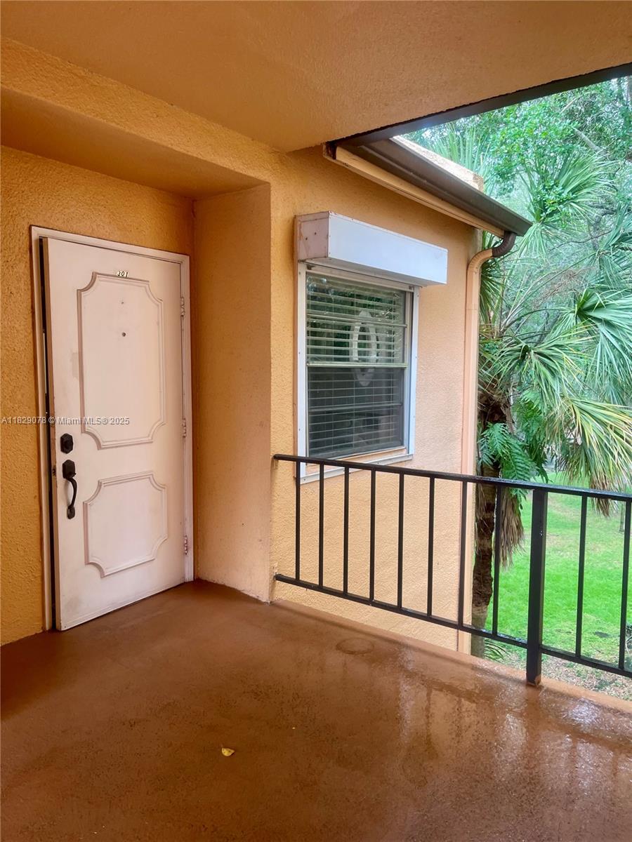 430 Commodore Dr #301