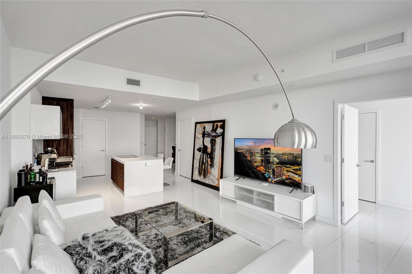 image Paramount Miami Worldcent9