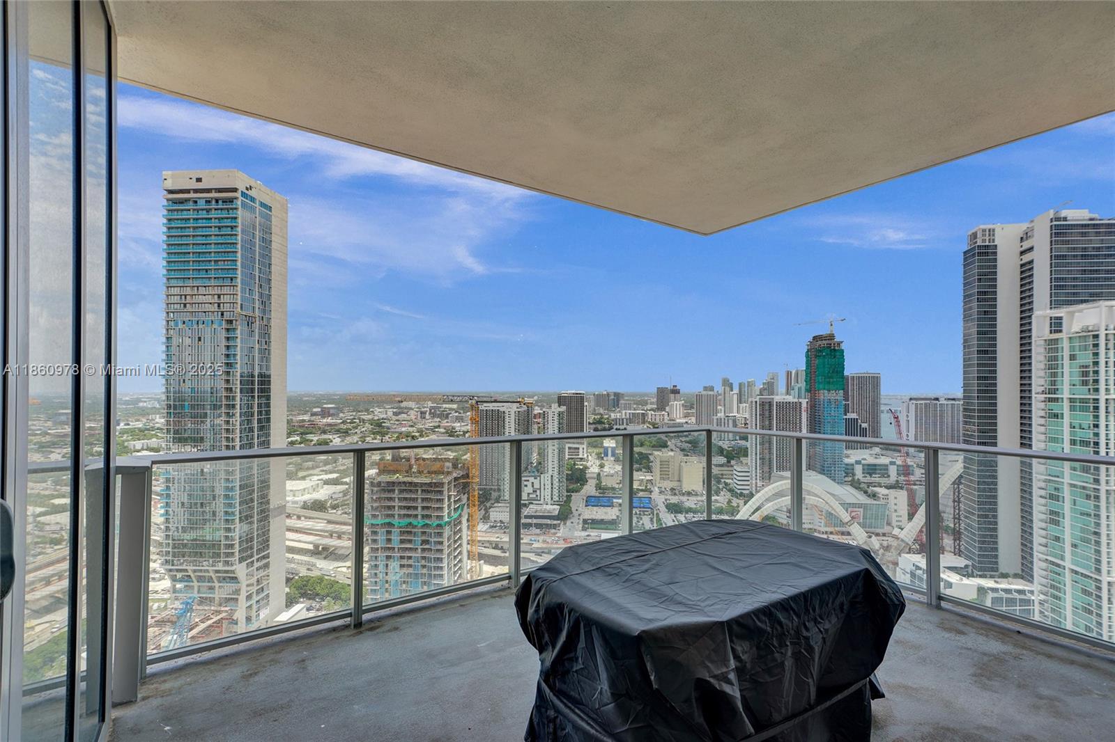 image Paramount Miami Worldcent13