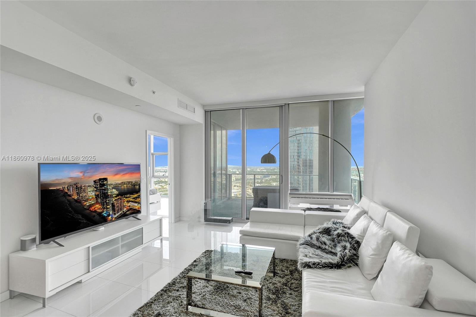 image Paramount Miami Worldcent6