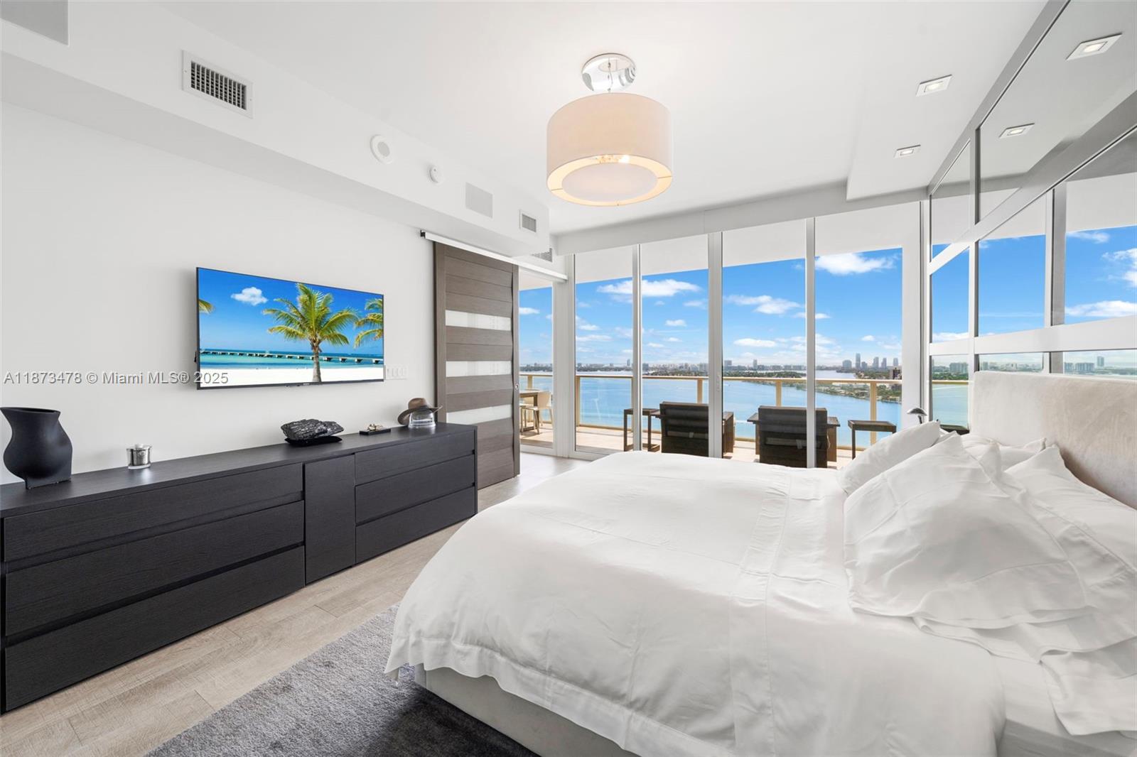 image Paramount Bay Condo10