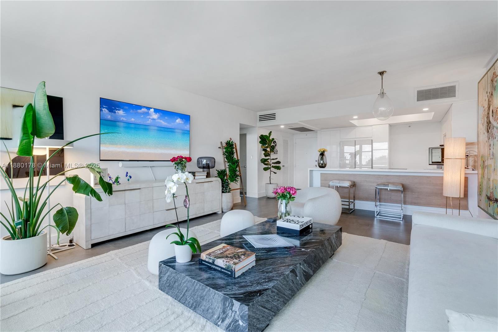 20 Island Ave #702 Miami Beach, FL 33139 20 Island Ave #702 Miami Beach, FL 33139