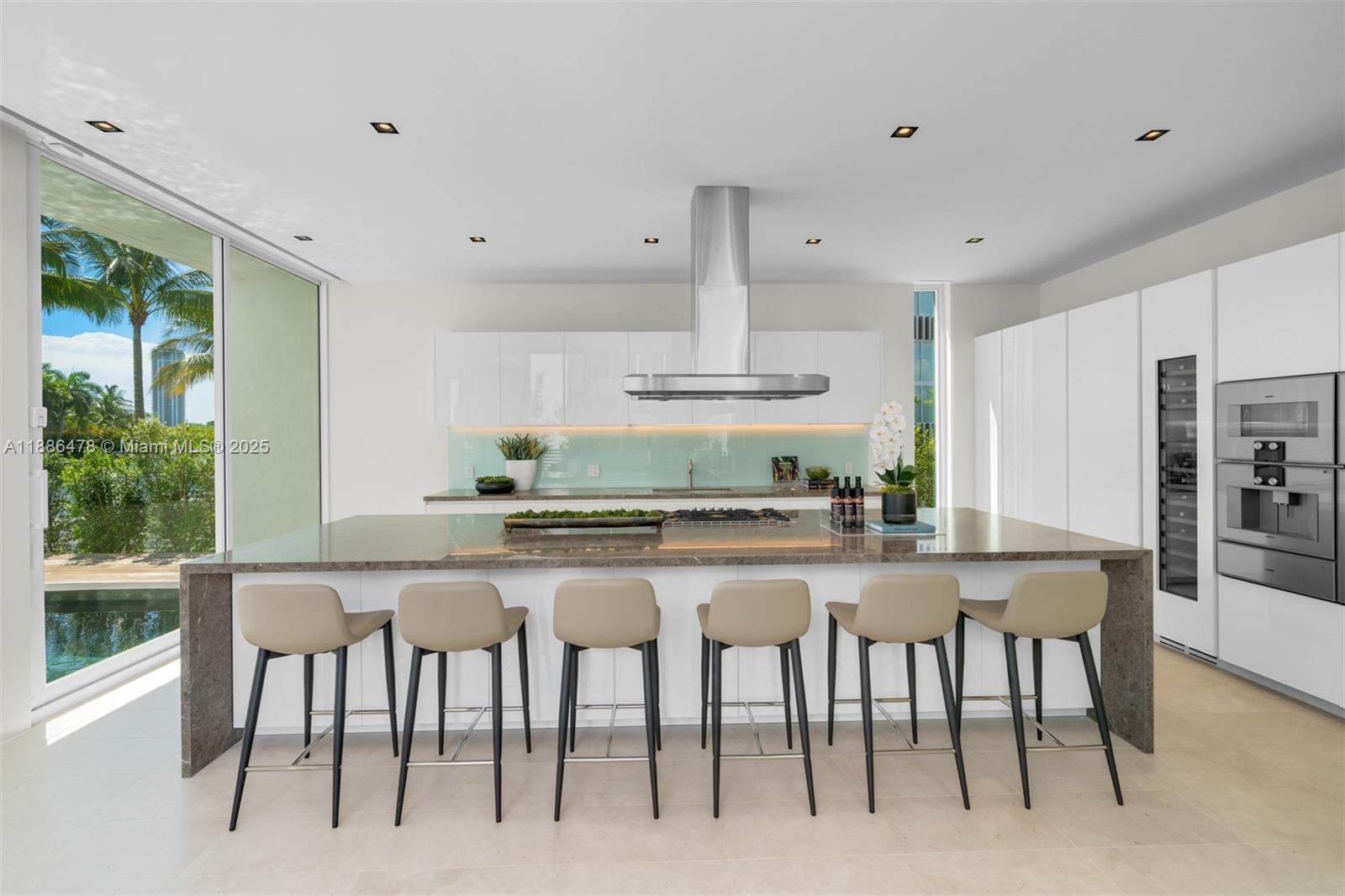 1011 W 48th St #8 Miami Beach, FL 33140 1011 W 48th St #8 Miami Beach, FL 33140