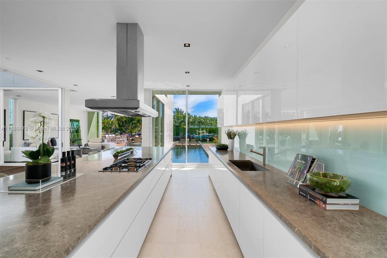 1011 W 48th St #8 Miami Beach, FL 33140 1011 W 48th St #8 Miami Beach, FL 33140