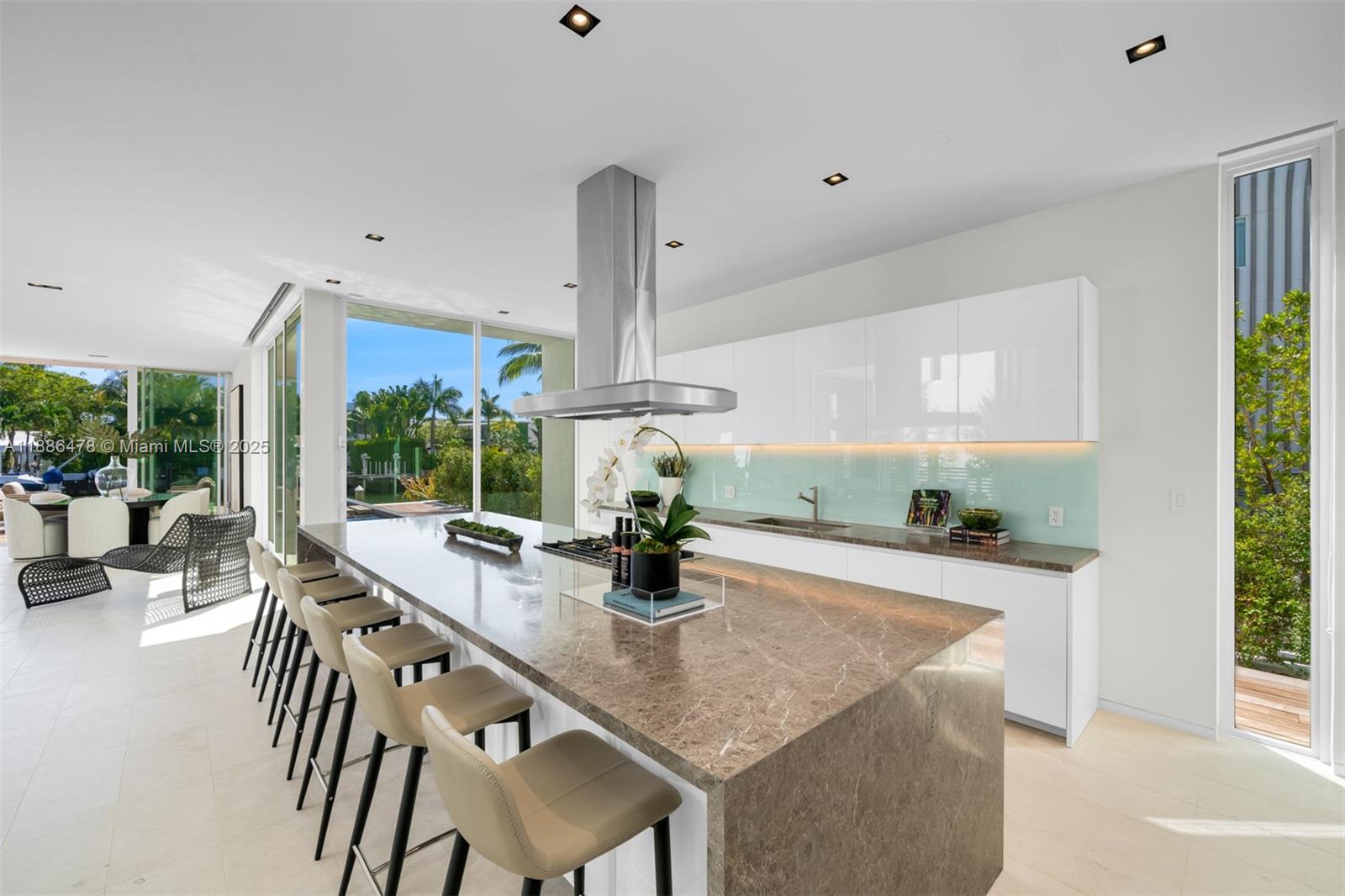 1011 W 48th St #8 Miami Beach, FL 33140 1011 W 48th St #8 Miami Beach, FL 33140