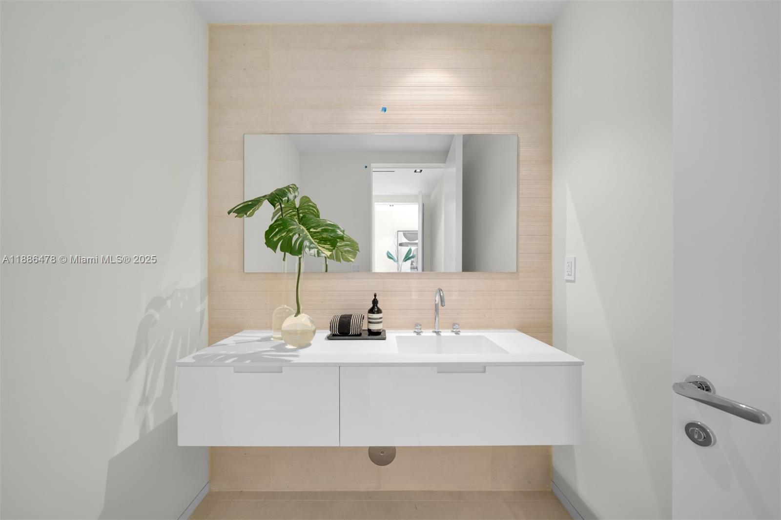 1011 W 48th St #8 Miami Beach, FL 33140 1011 W 48th St #8 Miami Beach, FL 33140