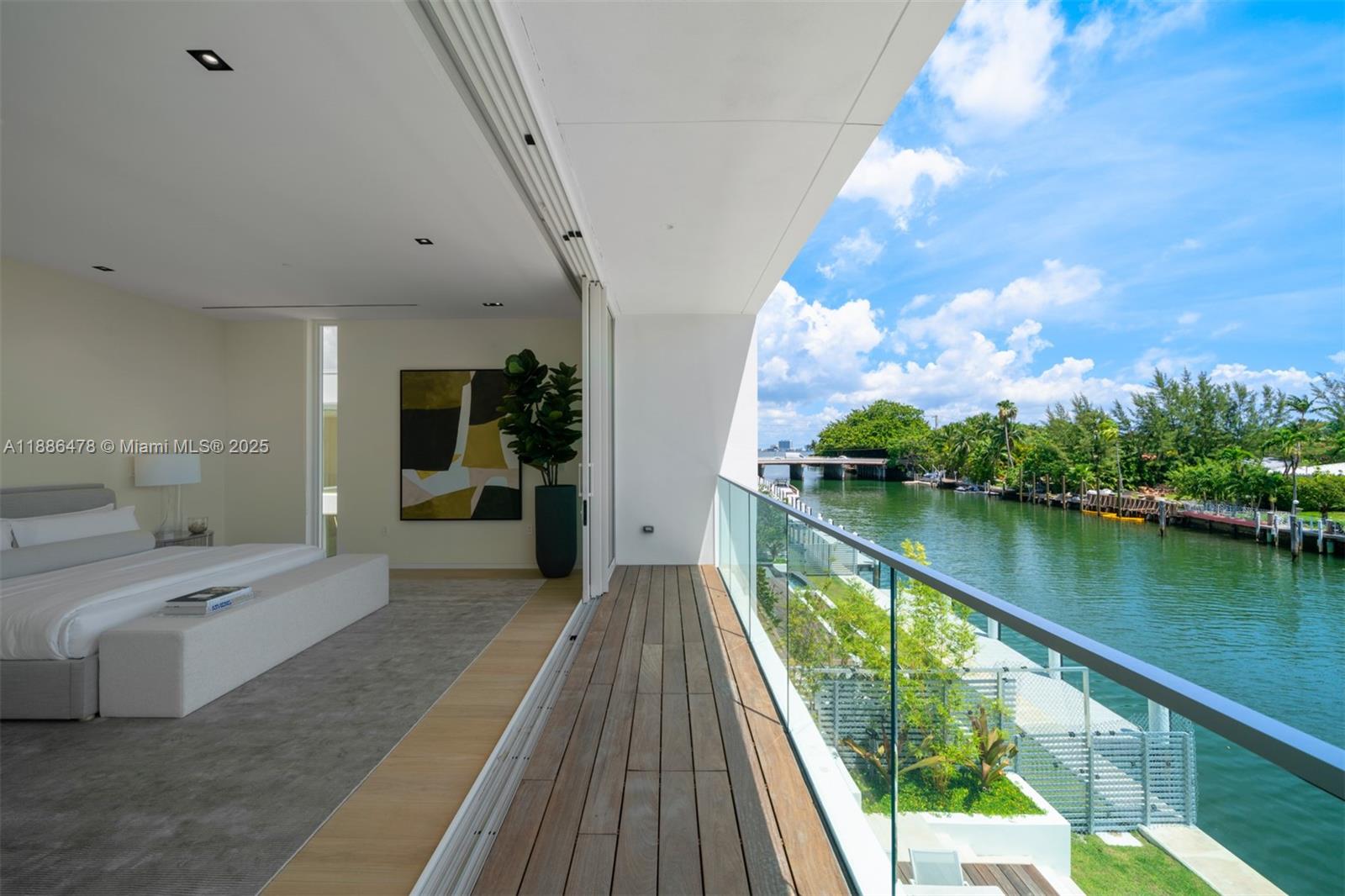 1011 W 48th St #8 Miami Beach, FL 33140 1011 W 48th St #8 Miami Beach, FL 33140
