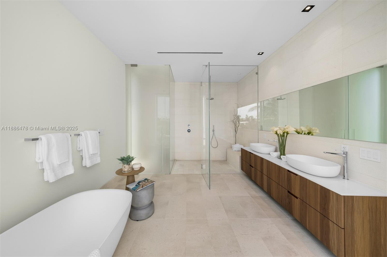 1011 W 48th St #8 Miami Beach, FL 33140 1011 W 48th St #8 Miami Beach, FL 33140
