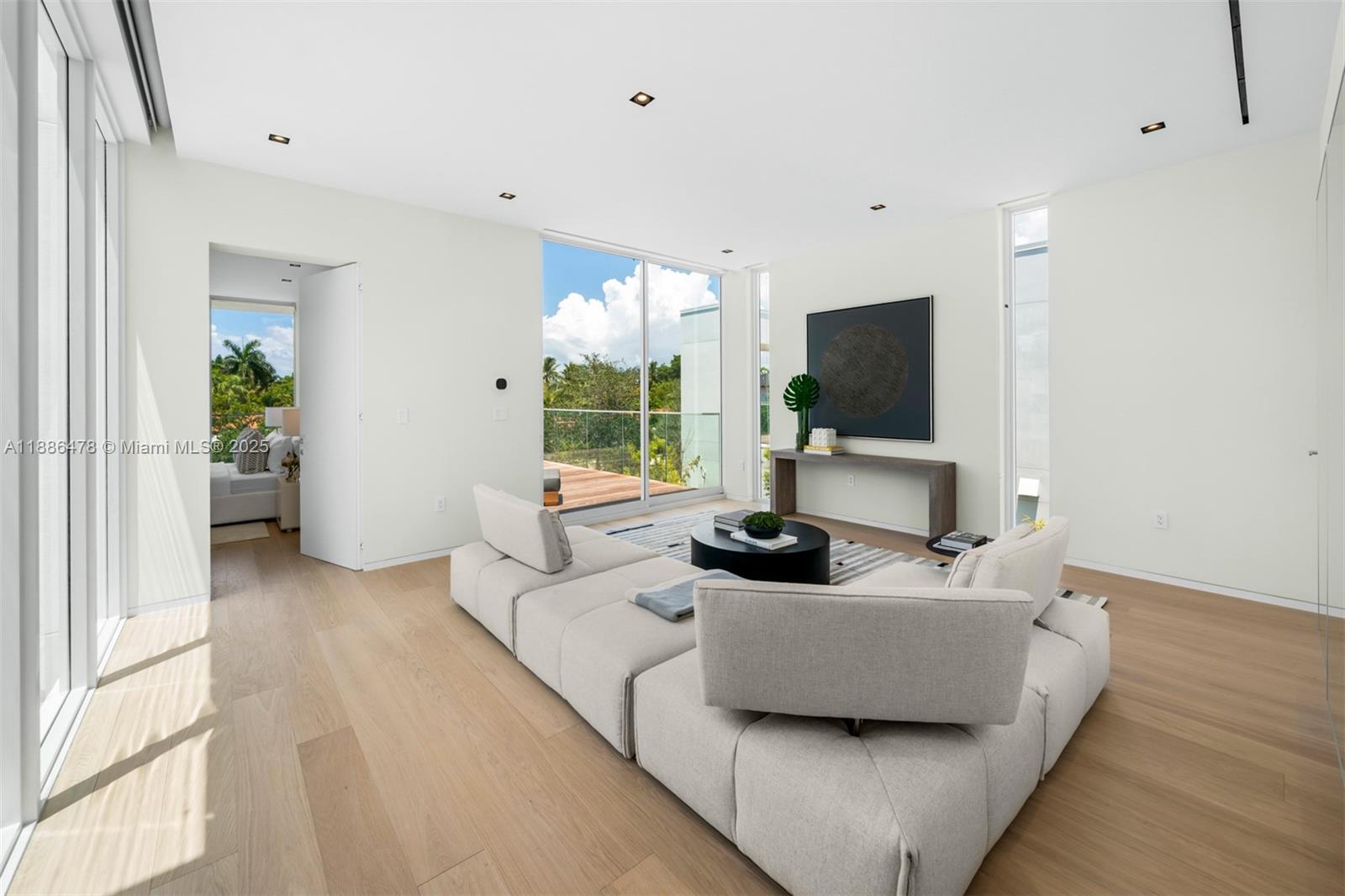1011 W 48th St #8 Miami Beach, FL 33140 1011 W 48th St #8 Miami Beach, FL 33140