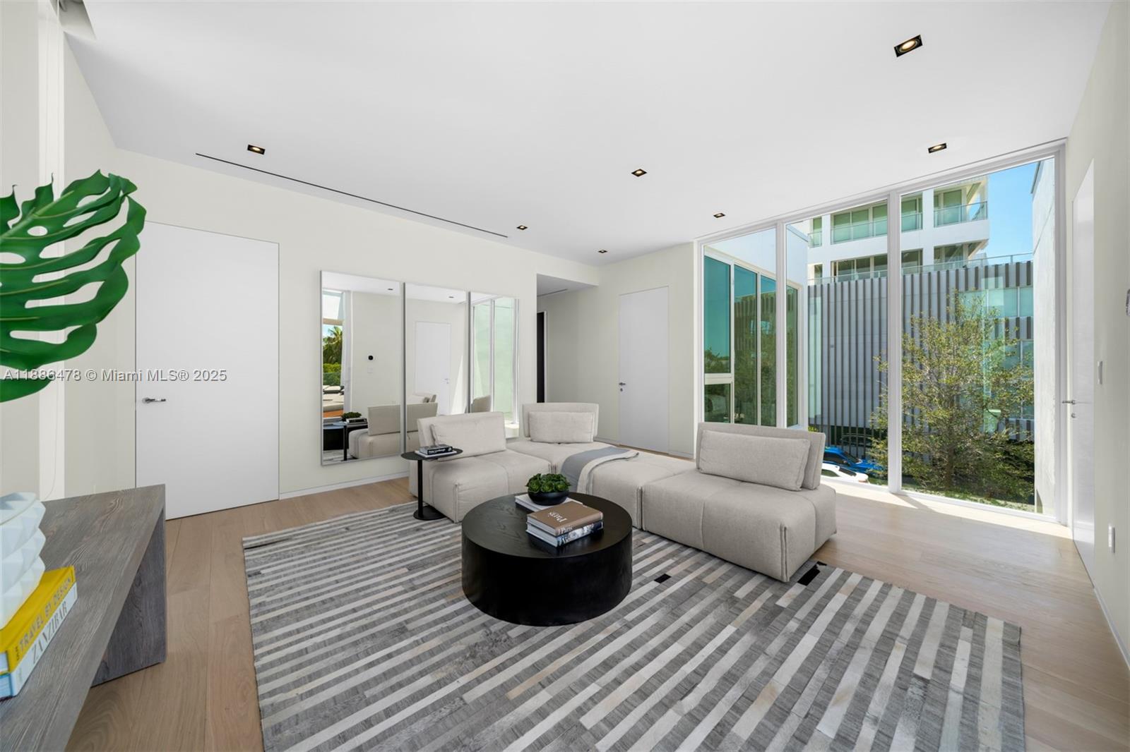 1011 W 48th St #8 Miami Beach, FL 33140 1011 W 48th St #8 Miami Beach, FL 33140