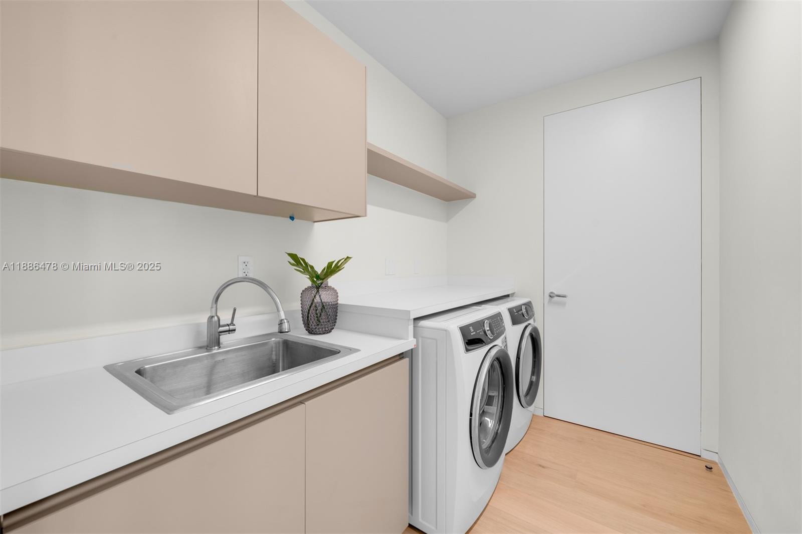 1011 W 48th St #8 Miami Beach, FL 33140 1011 W 48th St #8 Miami Beach, FL 33140