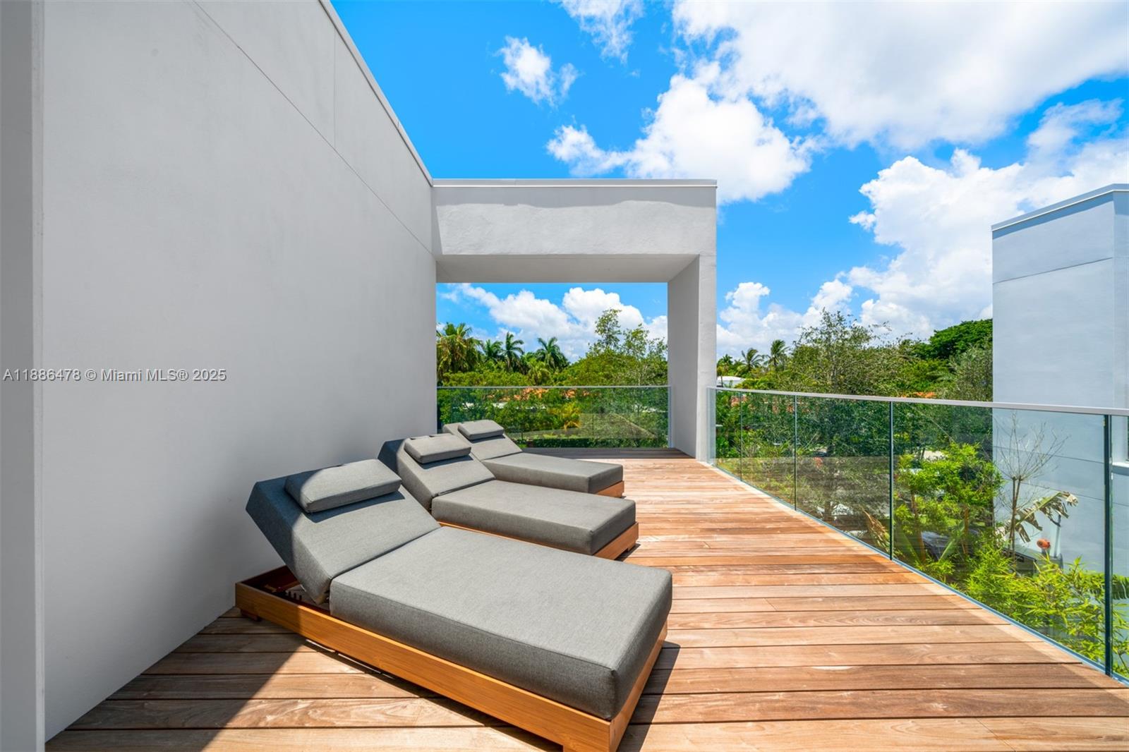 1011 W 48th St #8 Miami Beach, FL 33140 1011 W 48th St #8 Miami Beach, FL 33140