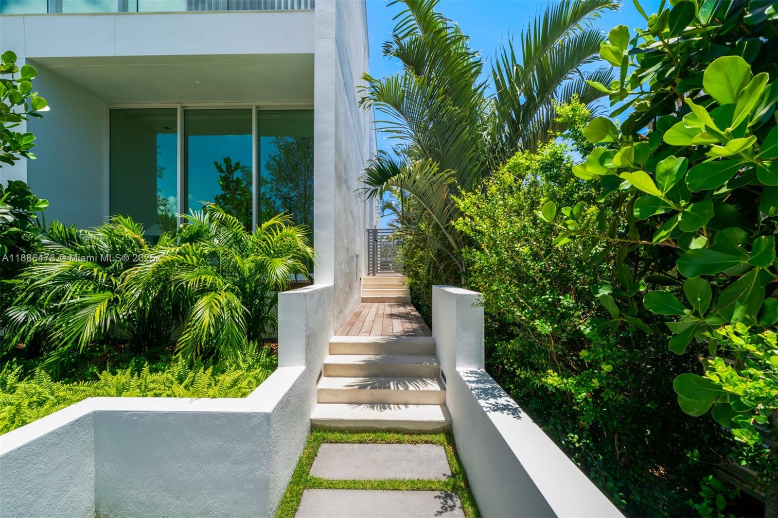 1011 W 48th St #8 Miami Beach, FL 33140 1011 W 48th St #8 Miami Beach, FL 33140