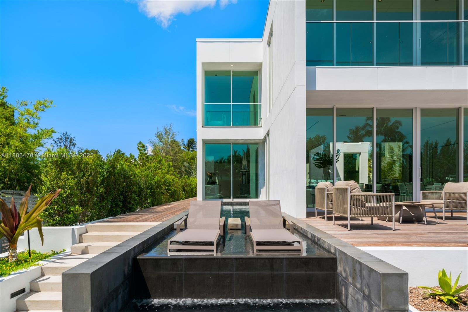 1011 W 48th St #8 Miami Beach, FL 33140 1011 W 48th St #8 Miami Beach, FL 33140