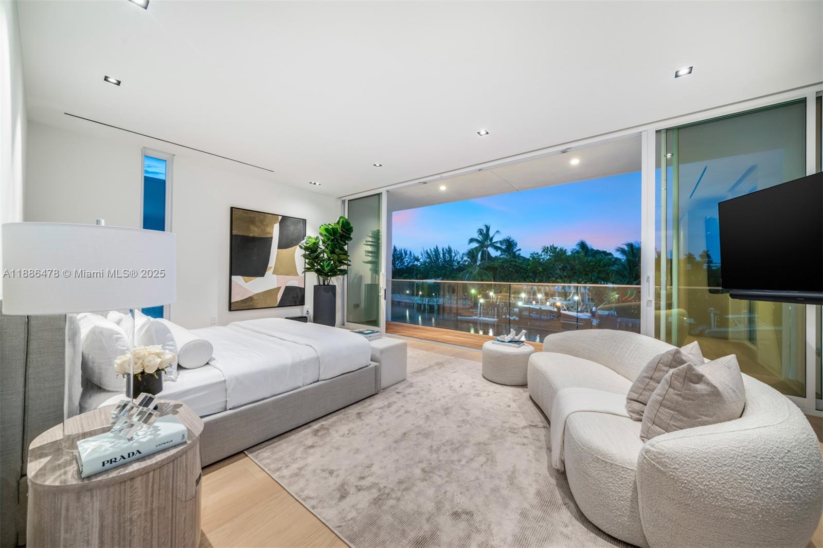 1011 W 48th St #8 Miami Beach, FL 33140 1011 W 48th St #8 Miami Beach, FL 33140
