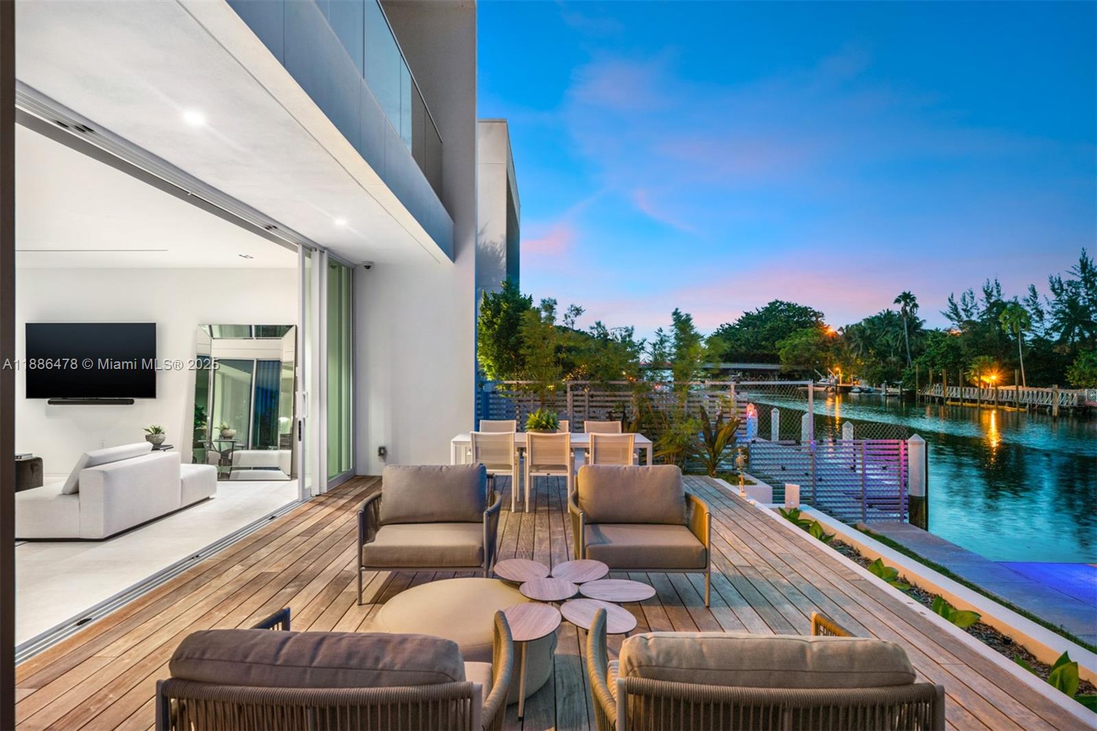 1011 W 48th St #8 Miami Beach, FL 33140 1011 W 48th St #8 Miami Beach, FL 33140