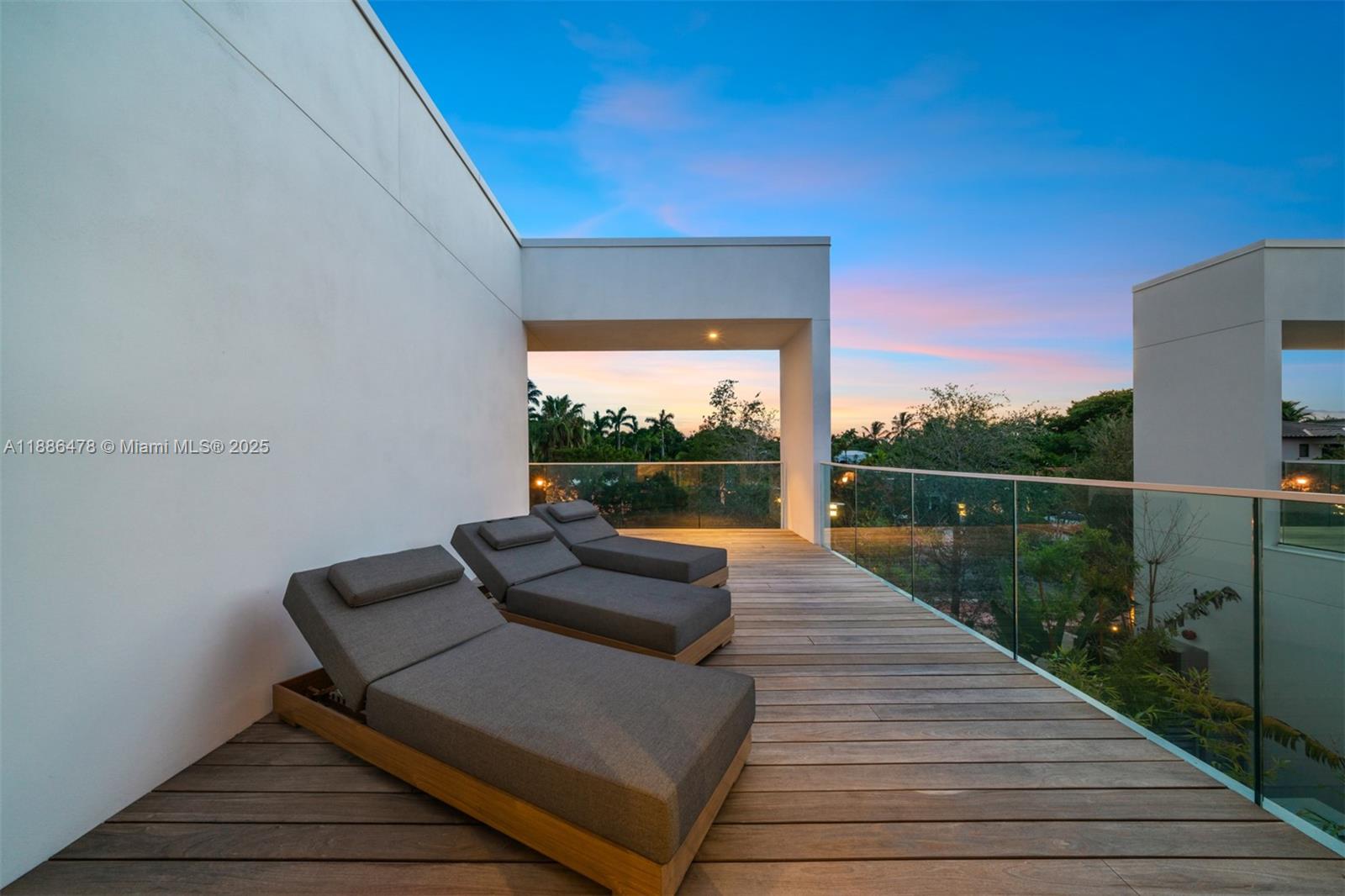 1011 W 48th St #8 Miami Beach, FL 33140 1011 W 48th St #8 Miami Beach, FL 33140