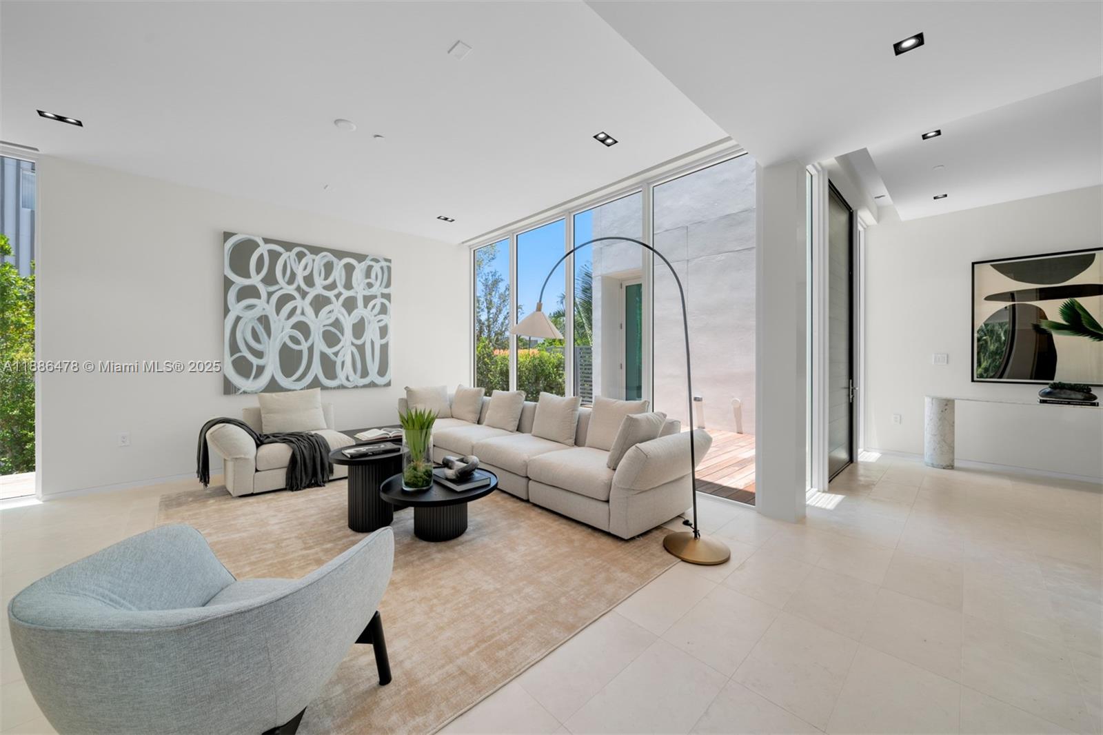 1011 W 48th St #8 Miami Beach, FL 33140 1011 W 48th St #8 Miami Beach, FL 33140