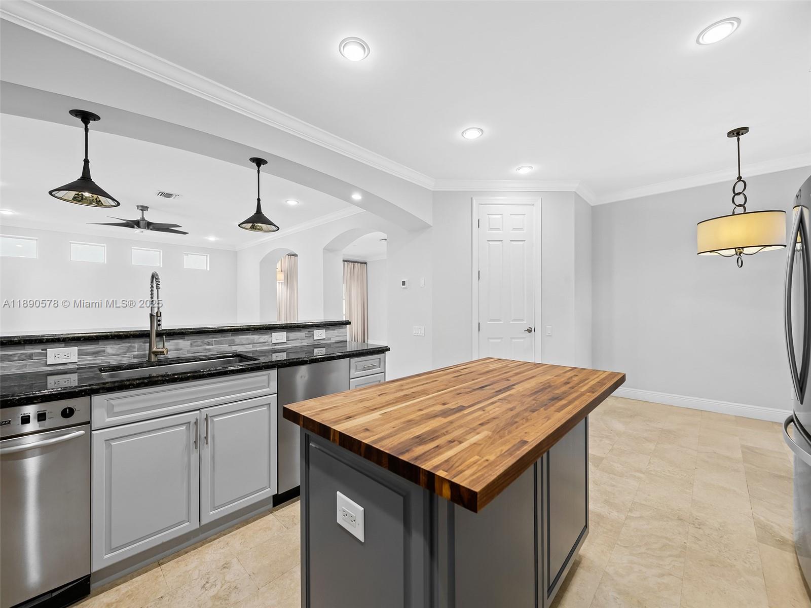 821 SE 2nd Ct Fort Lauderdale, FL 33301