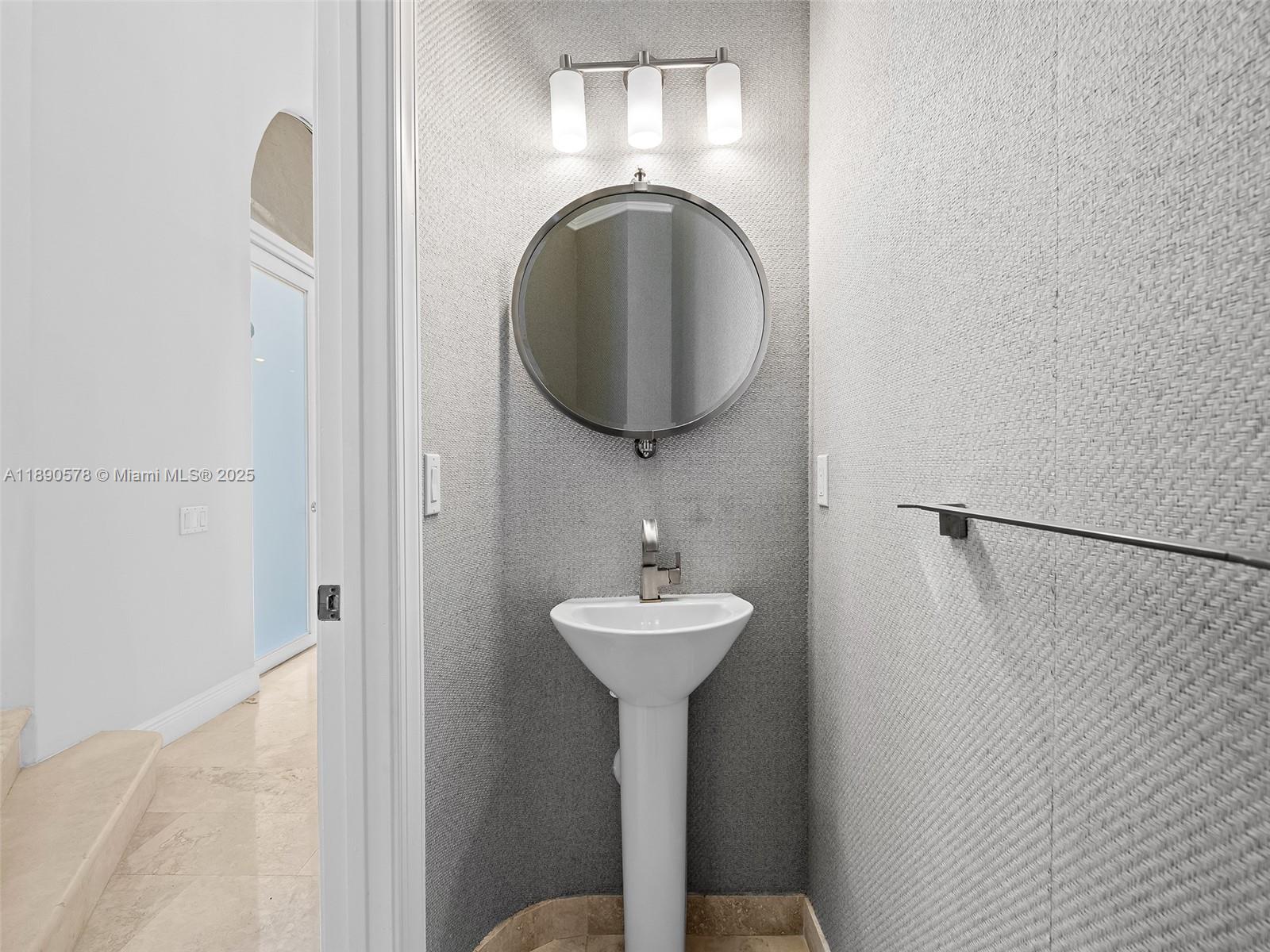 821 SE 2nd Ct Fort Lauderdale, FL 33301