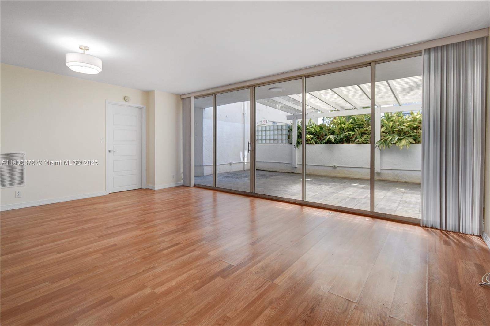 7601 E Treasure Dr #421