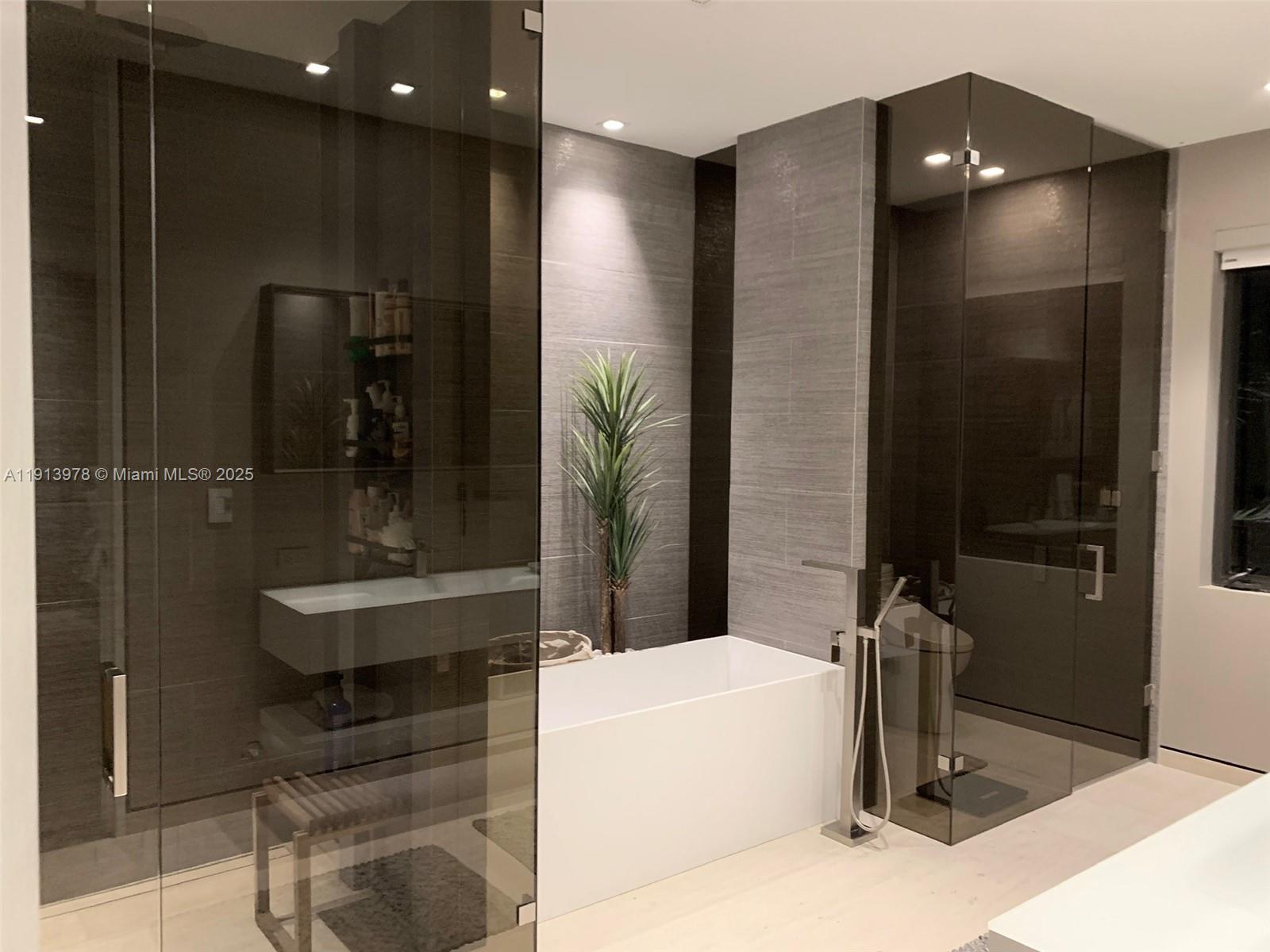 3554 W Glencoe St Miami, FL 33133