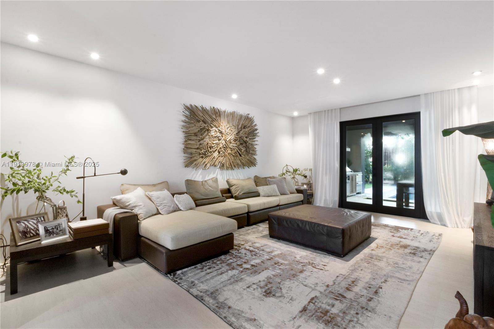 3554 W Glencoe St Miami, FL 33133