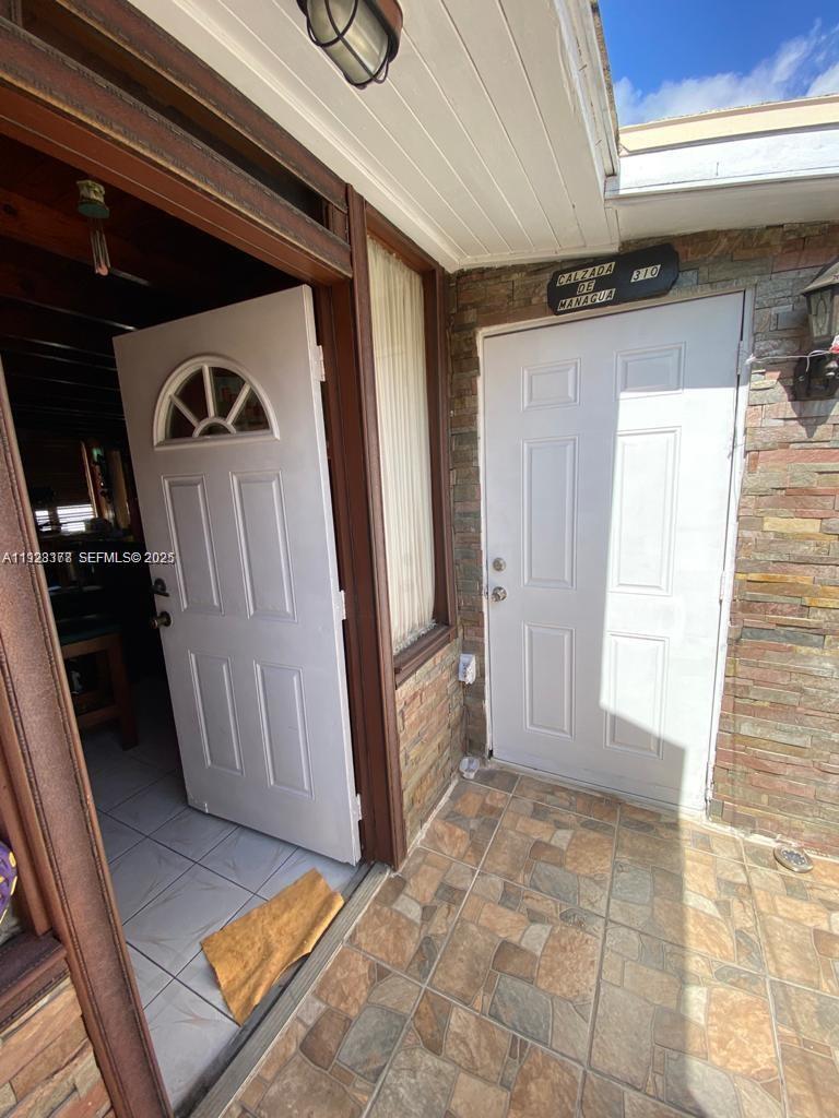 821 W 39th Pl Hialeah, FL 33012