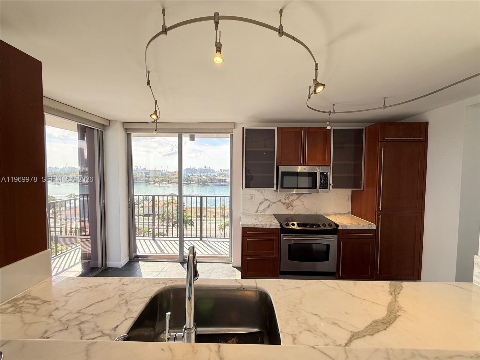 801 N Venetian Dr #802 Miami, FL 33139