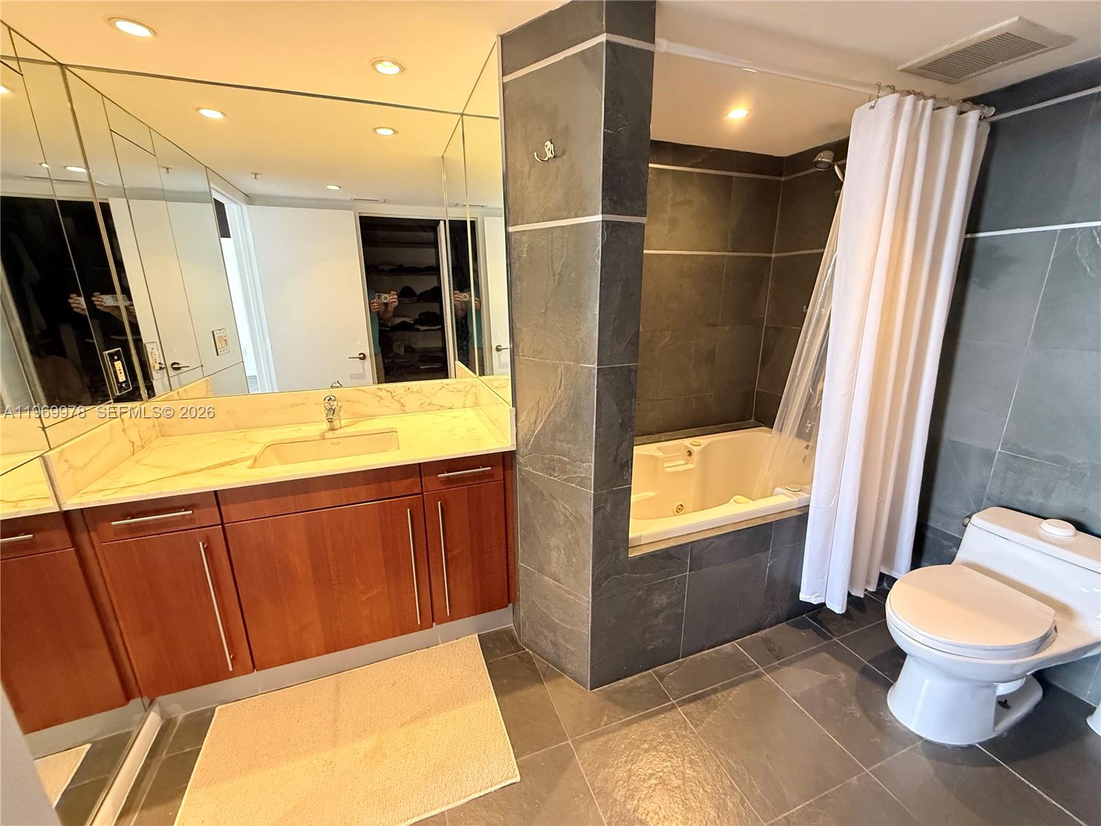 801 N Venetian Dr #802 Miami, FL 33139