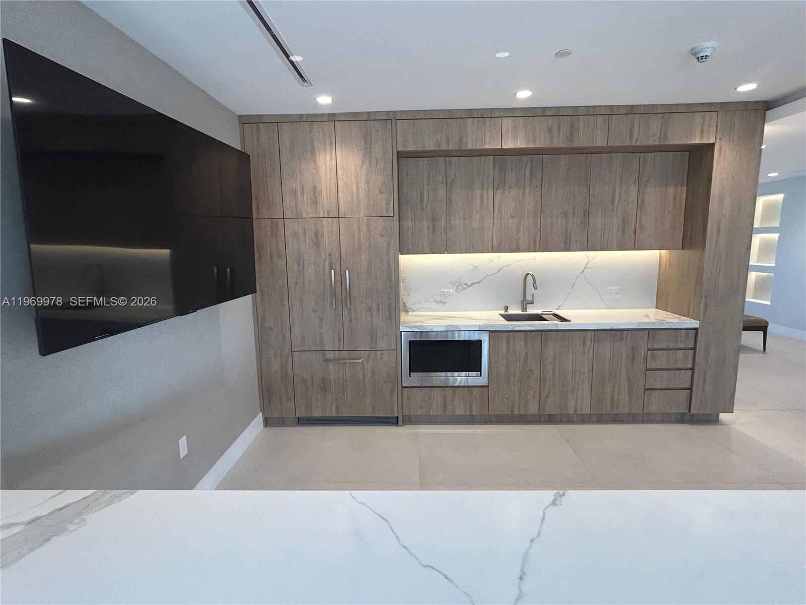 801 N Venetian Dr #802 Miami, FL 33139