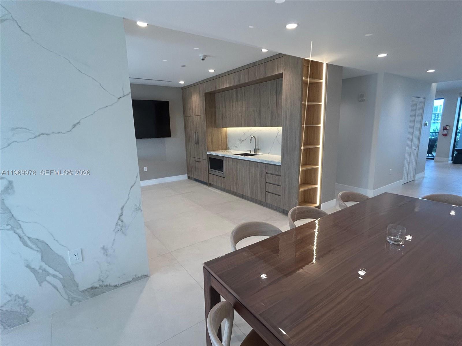 801 N Venetian Dr #802 Miami, FL 33139