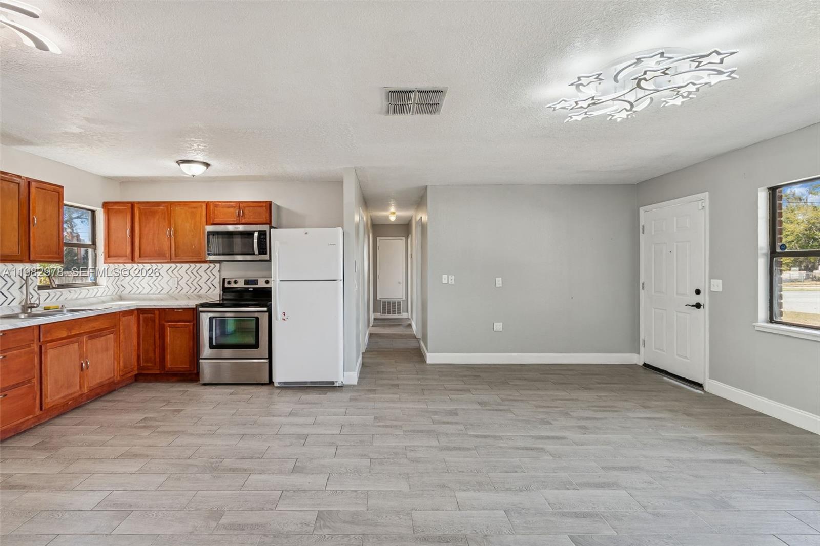 1402 Rolling Grn Dr Other, FL 32703