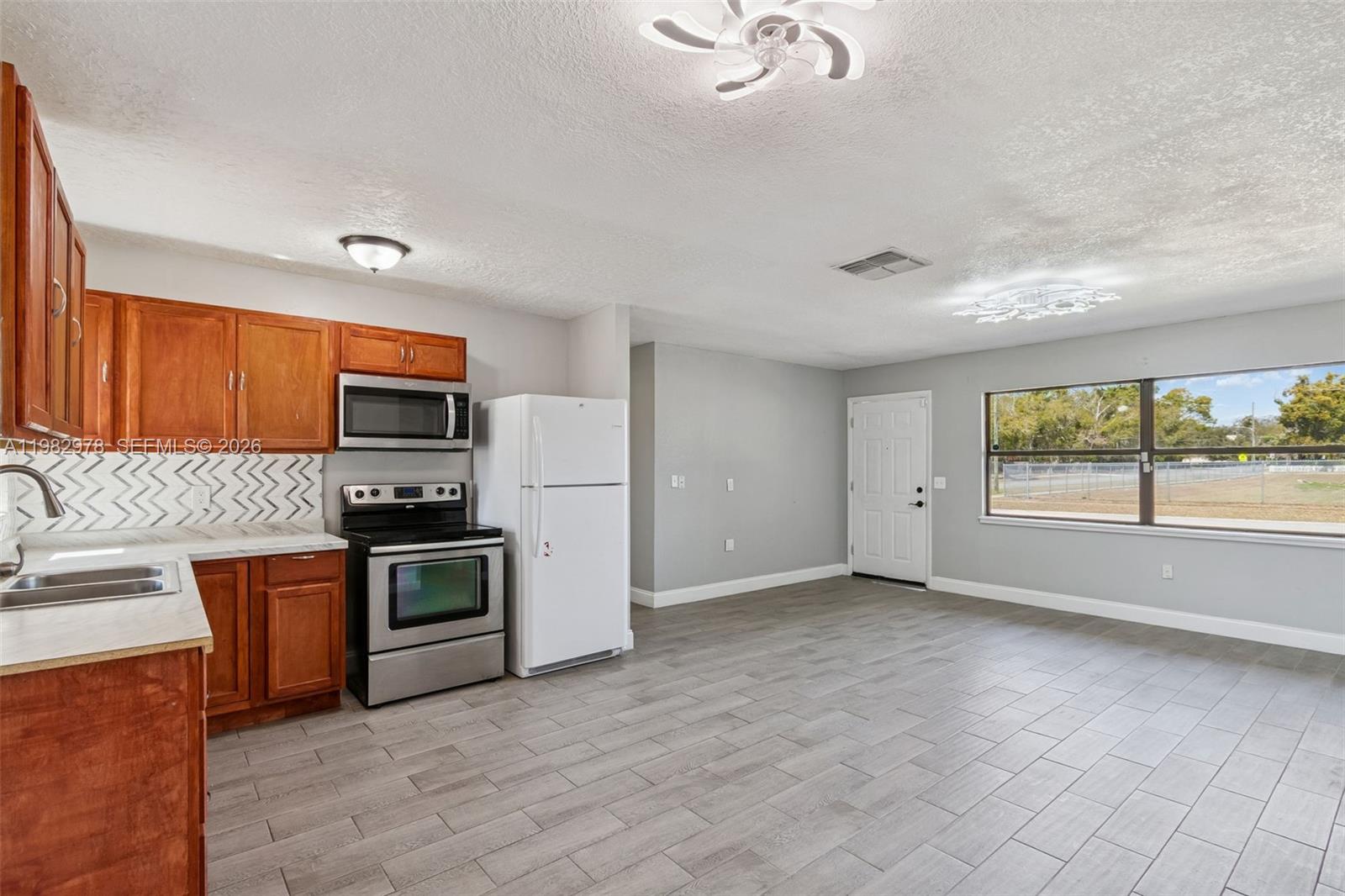 1402 Rolling Grn Dr Other, FL 32703