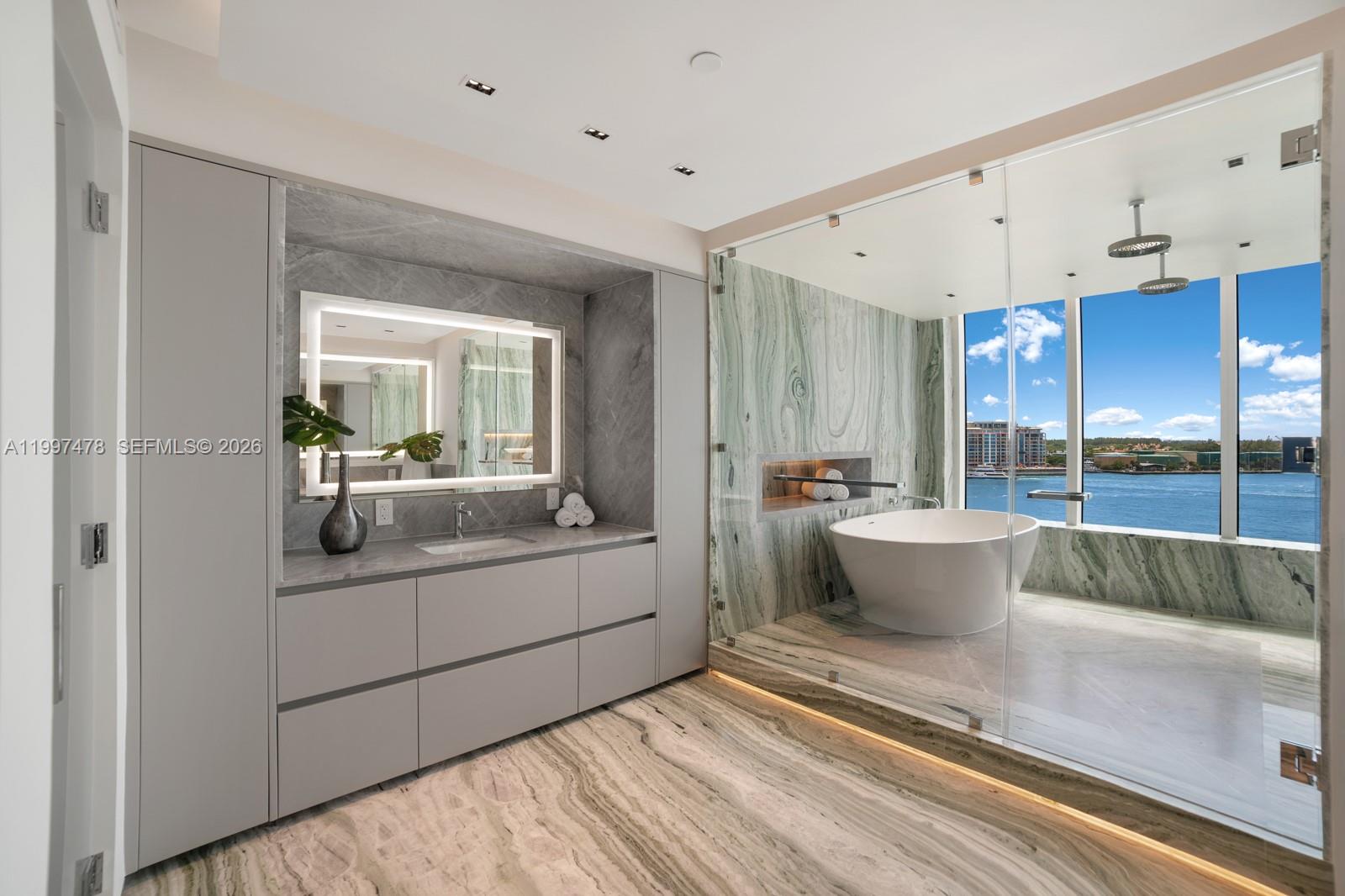 1000 S Pointe Dr #901 Miami Beach, FL 33139