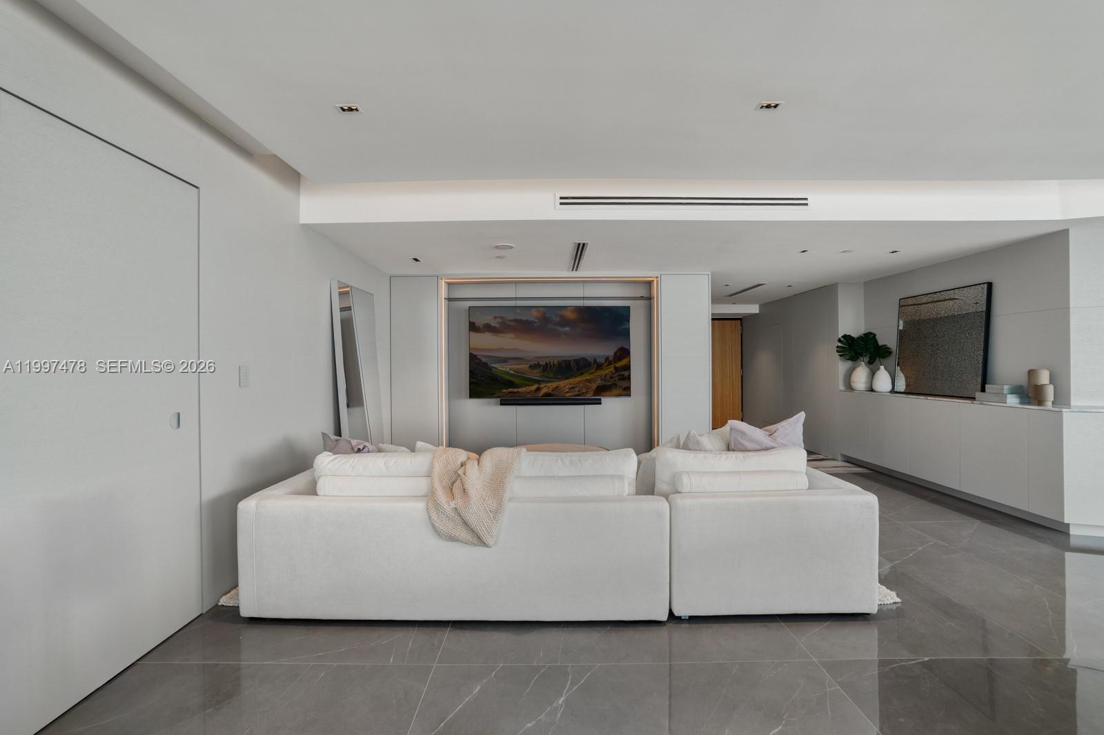 1000 S Pointe Dr #901 Miami Beach, FL 33139