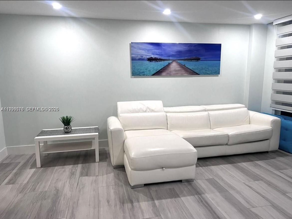 6917 Collins Ave #806