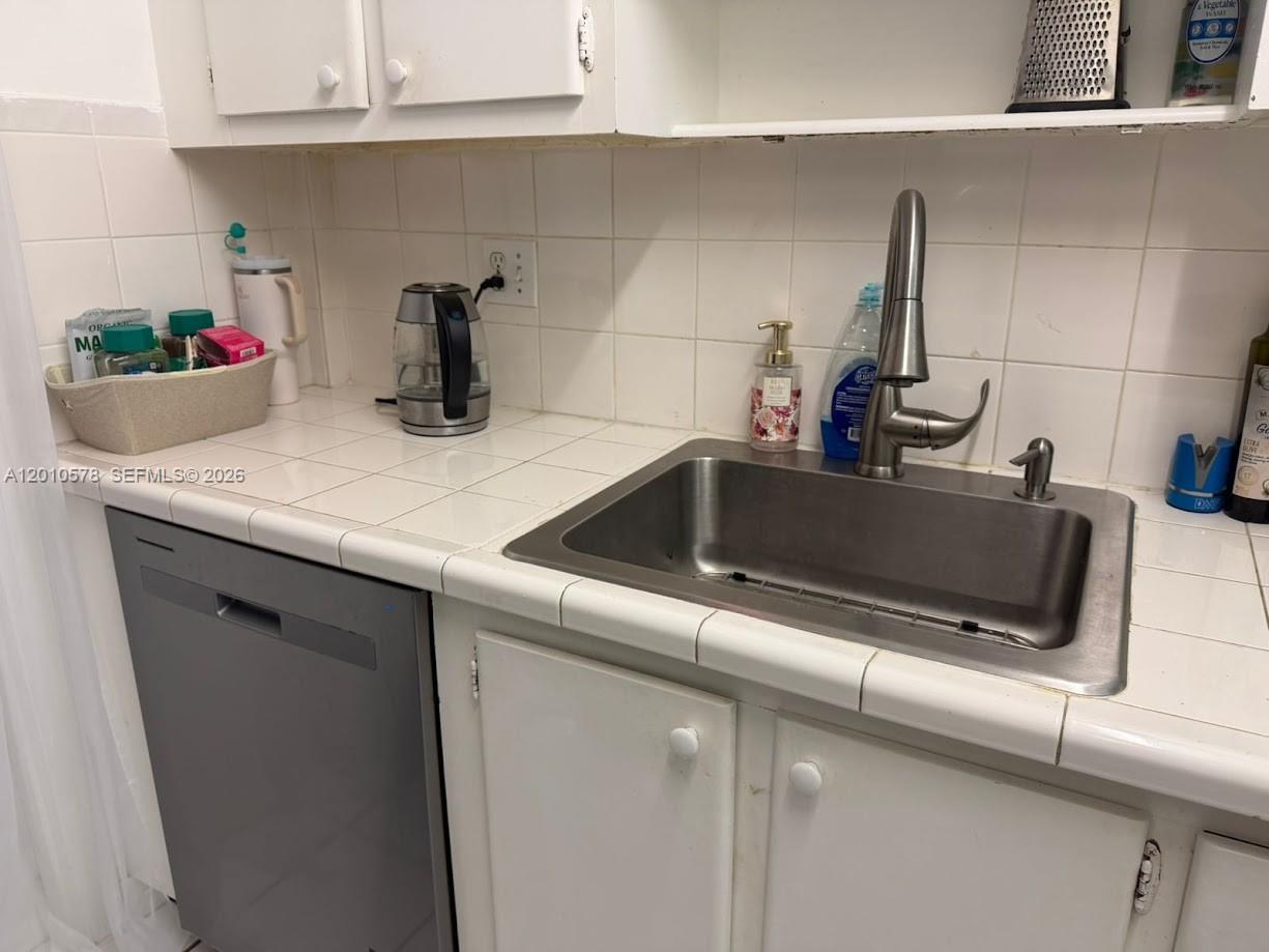 2420 Diana Dr #302 Hallandale Beach, FL 33009