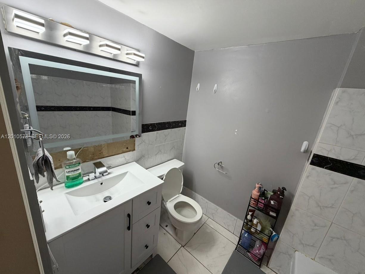 2420 Diana Dr #302 Hallandale Beach, FL 33009