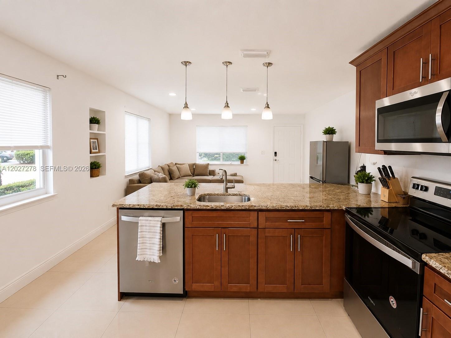 901 NE 2nd St Hallandale Beach, FL 33009