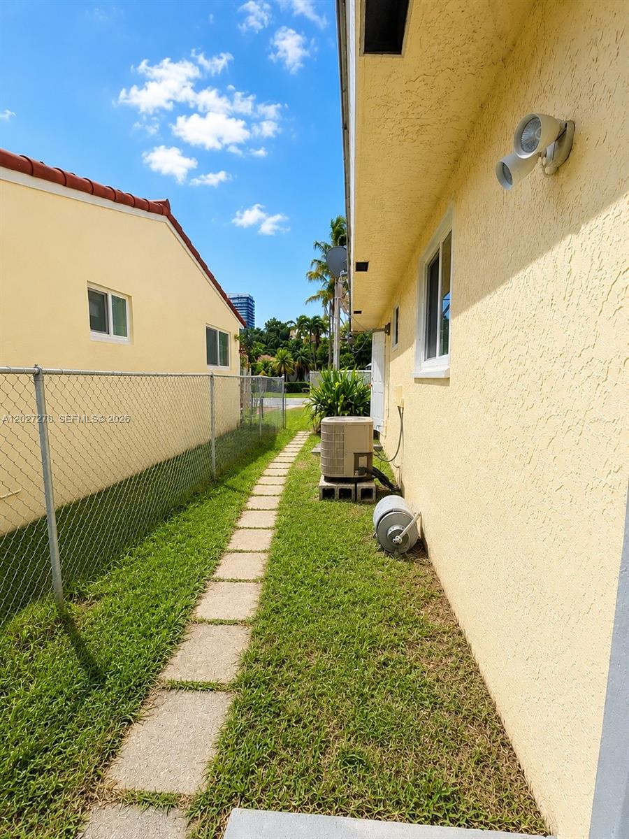 901 NE 2nd St Hallandale Beach, FL 33009