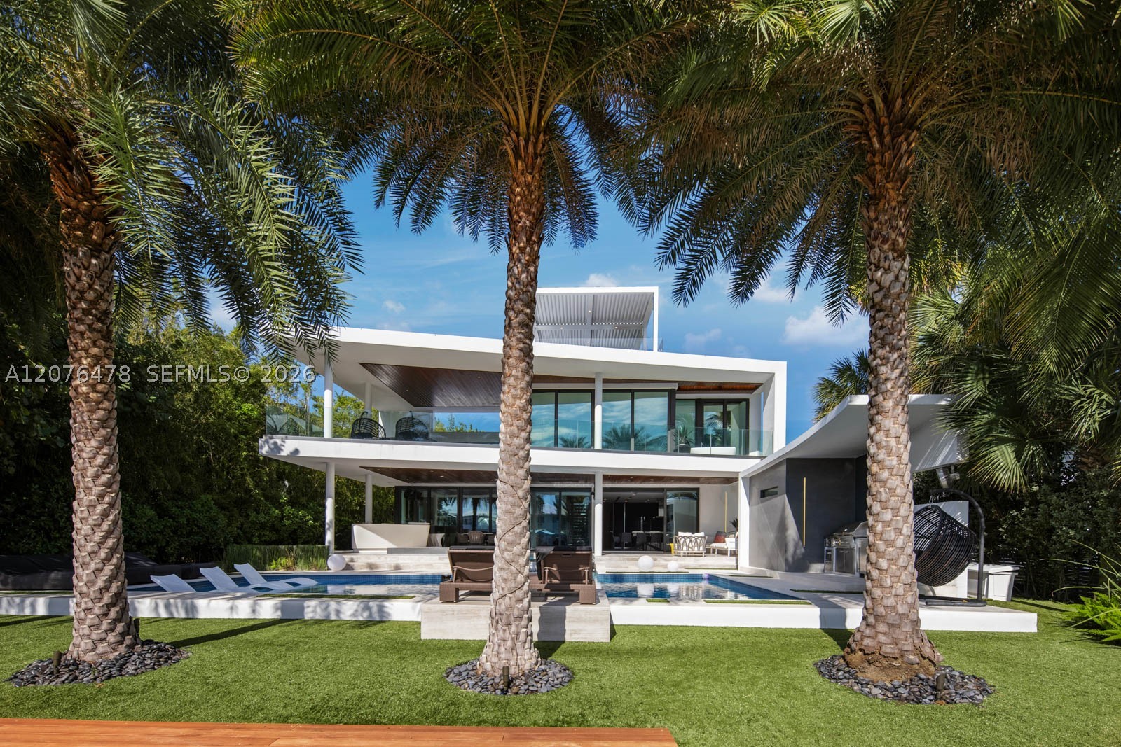528 Lakeview Ct Miami Beach, FL 33140
