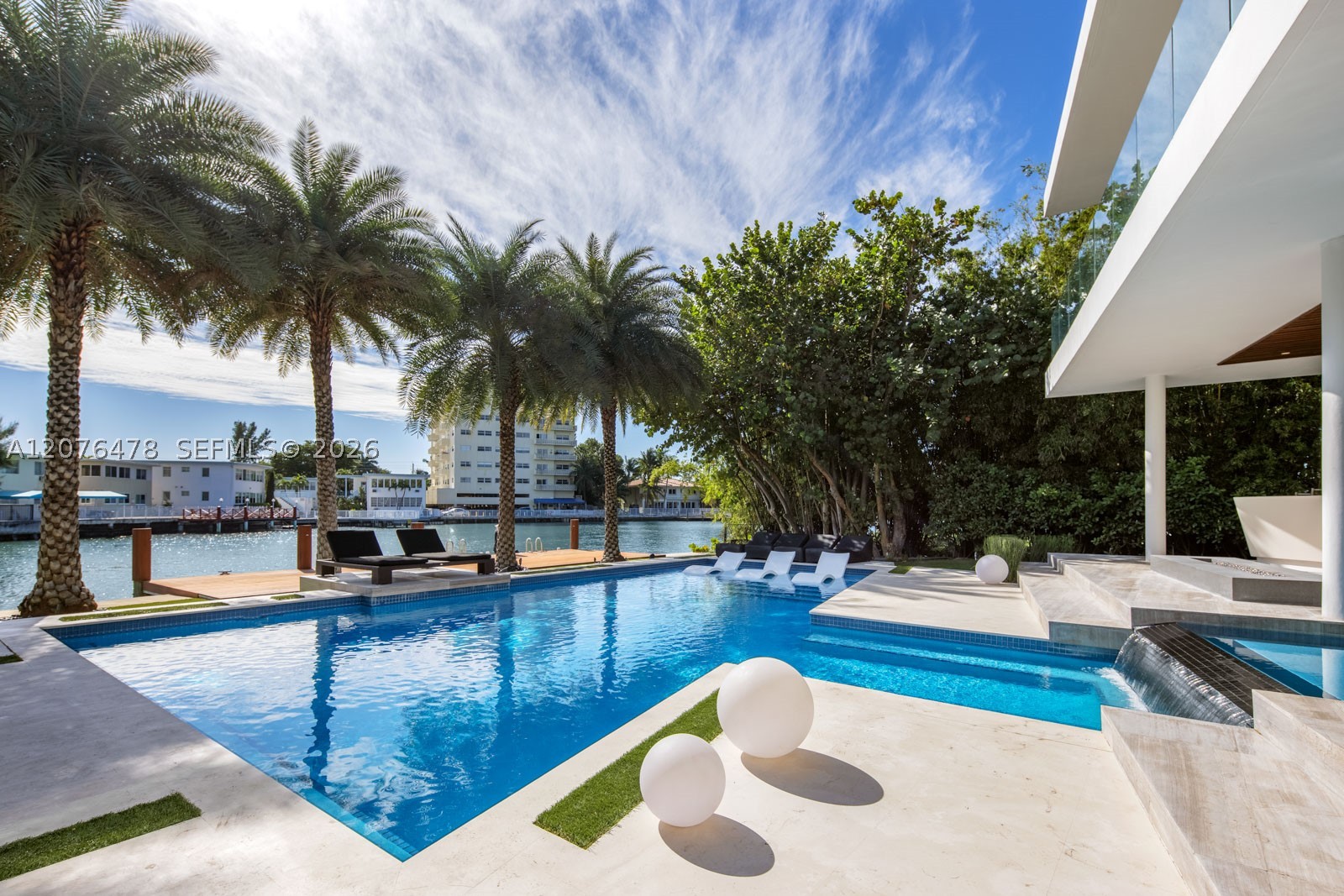 528 Lakeview Ct Miami Beach, FL 33140