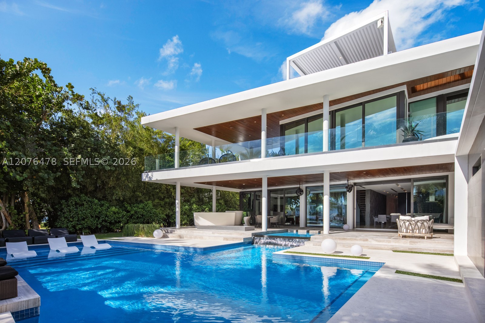 528 Lakeview Ct Miami Beach, FL 33140