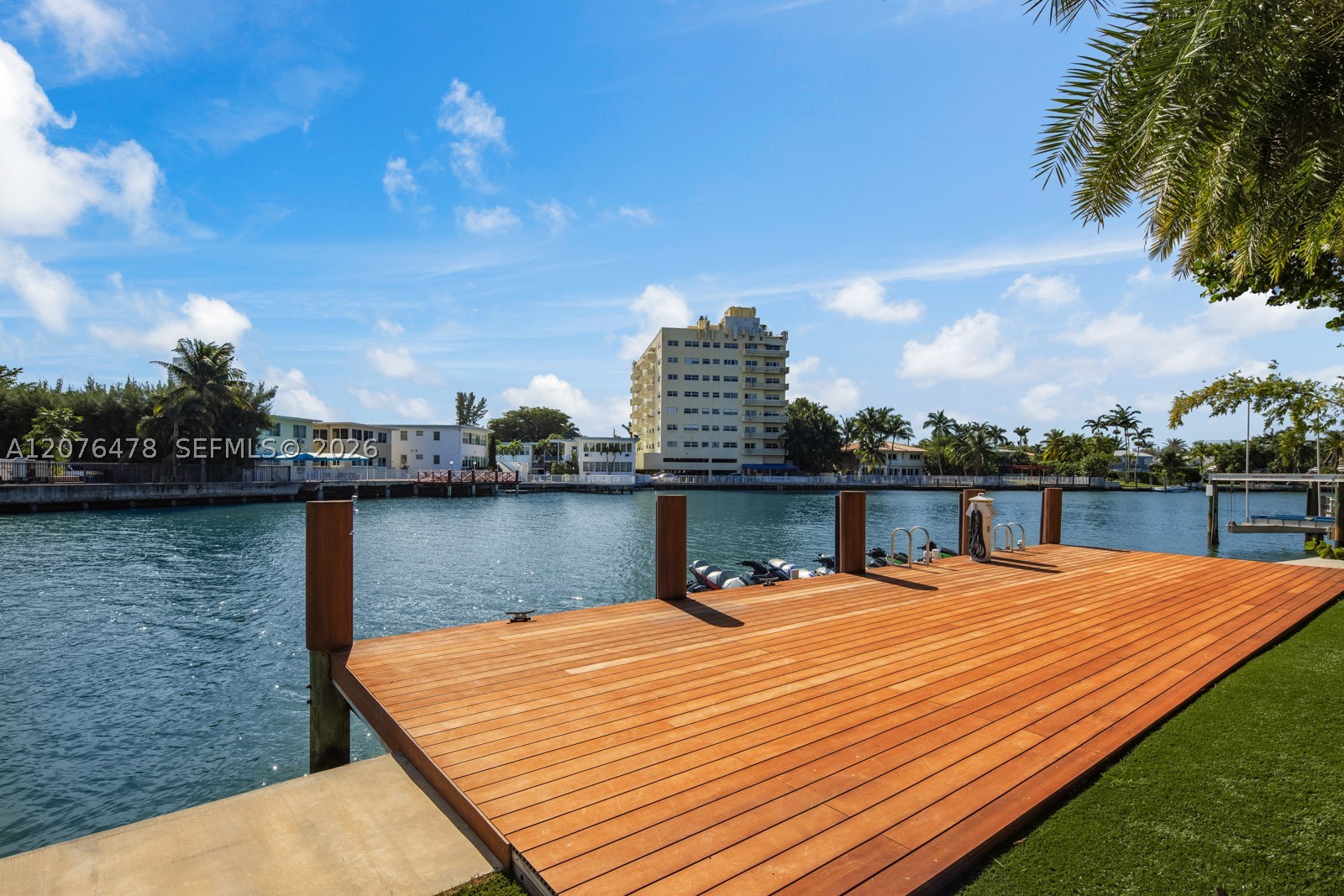 528 Lakeview Ct Miami Beach, FL 33140