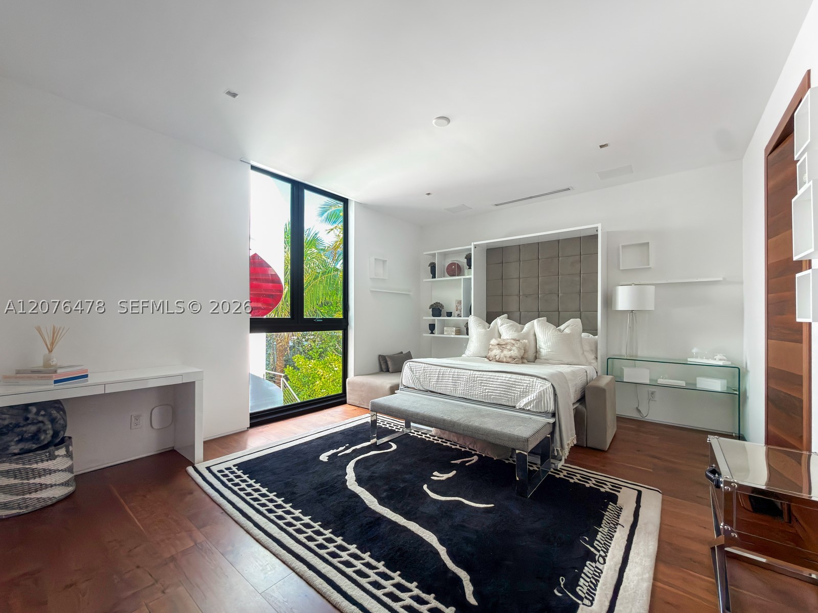 528 Lakeview Ct Miami Beach, FL 33140
