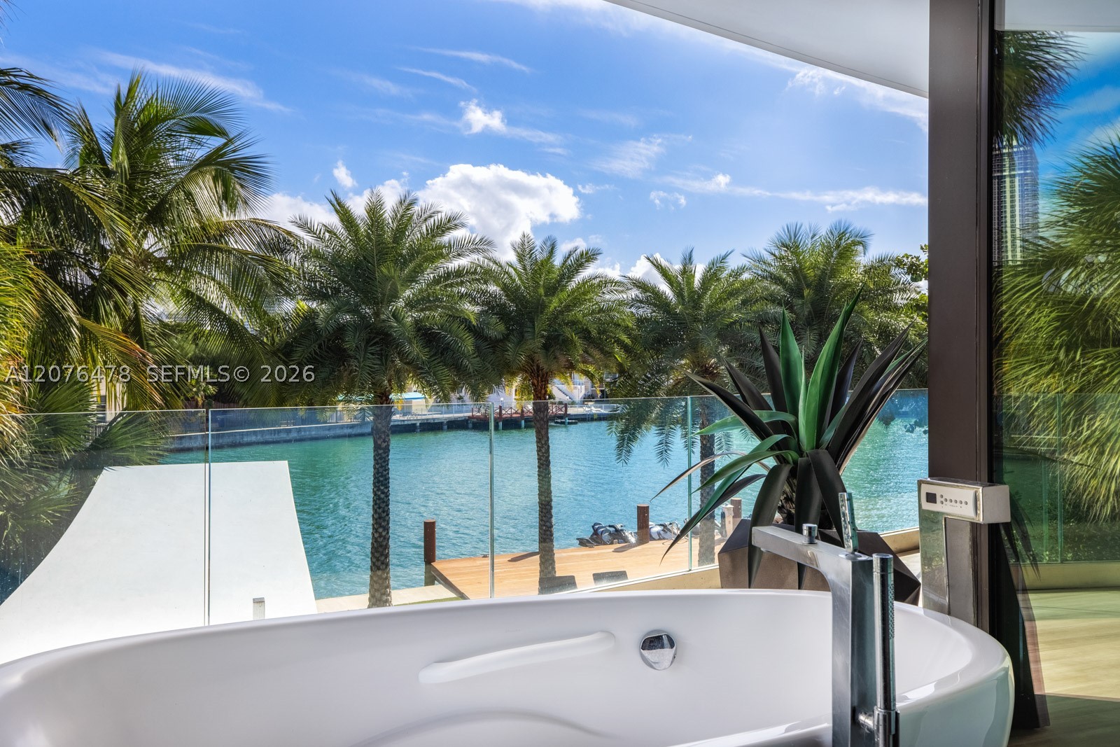 528 Lakeview Ct Miami Beach, FL 33140