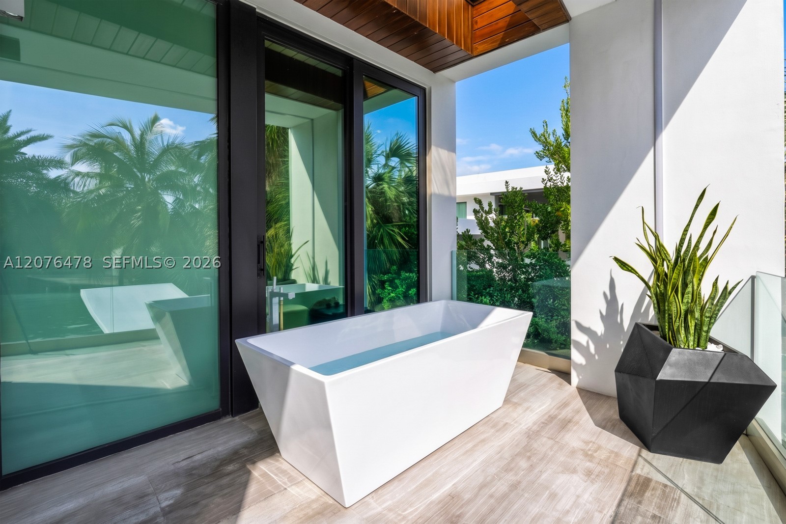 528 Lakeview Ct Miami Beach, FL 33140