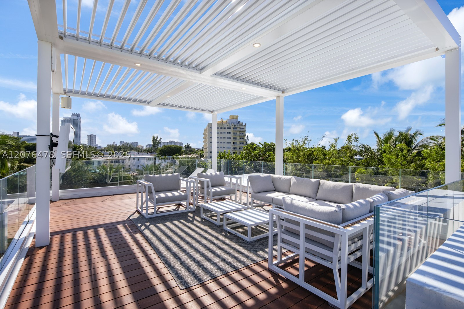 528 Lakeview Ct Miami Beach, FL 33140